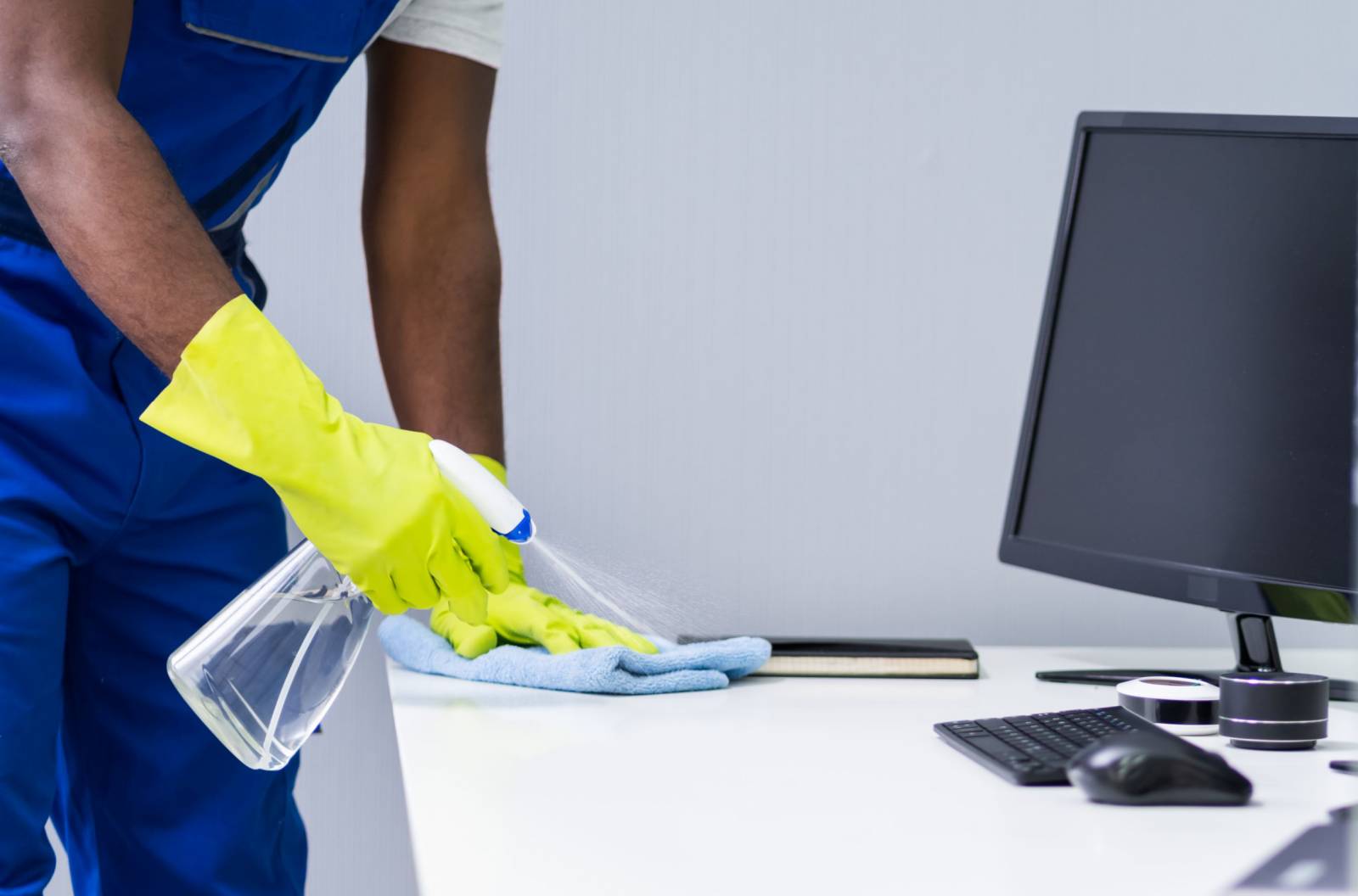 ✅ Élimination des taches (café, encre, transpiration, poussière) ✅ Nettoyage des tissus, cloisons textiles et revêtements de sièges de bureau ✅ Restauration de la propreté et de l’aspect professionnel des espaces de travail ✅ Entretien doux avec des produits non agressifs, adaptés aux environnements de bureau 🧼 Offrez à vos collaborateurs un espace de travail propre, sain et agréable au quotidien !